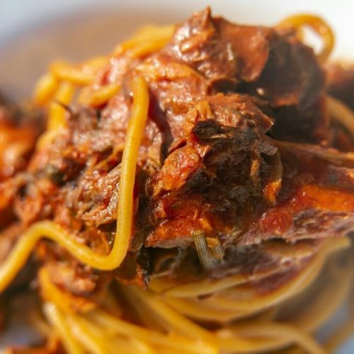 spaghetti con salsa di tonno rosso